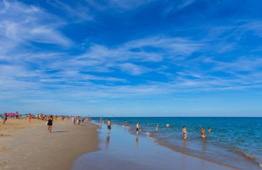 Tavira, Portekiz: Tavira adasının ünlü plajındaki insanlar. Bu plaj Algarve 'nin ünlü turistik bölgesinin bir parçasıdır..