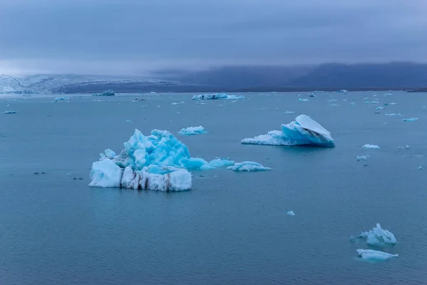 Prachtige Blauwe Ijsbergen Weerspiegeld Jokulsarlon Gletsjerlagune Zuid Ijsland Onderdeel Van — Stockfoto