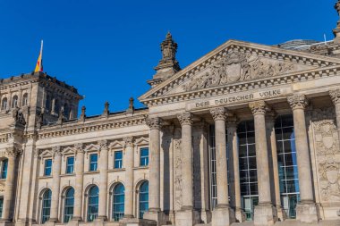 Berlin, Almanya: Reichstag Binası, Alman parlamentosunun merkezi, Bundestag. Sütunların üstündeki yazının olduğu giriş.