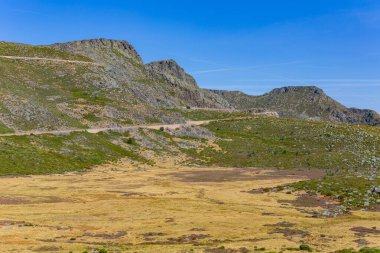 Portekiz 'deki Serra da Estrela dağ sırasının manzarası.