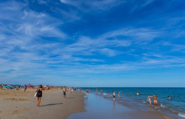 Tavira, Portekiz: Tavira adasının ünlü plajındaki insanlar. Bu plaj Algarve 'nin ünlü turistik bölgesinin bir parçasıdır..