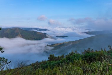 St. James yolu boyunca gün doğumunda Galiçya dağ manzarası. Lugo