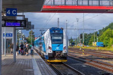 Karlovy vary, Çek Cumhuriyeti: Çek Cumhuriyeti 'nin Karlovy kentindeki insanların bulunduğu tren istasyonu platformunda görünüm.