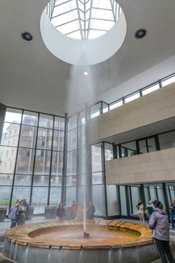 Karlovy Vary, Bohemya, Çek Cumhuriyeti. Kaplıcadaki Vridlo Çeşmesi ya da Karlovy Vary 'deki Vridelni Kolonada..