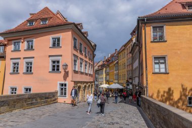 Bamberg, Almanya: Bamberg şehir merkezi sokak manzarası ve insanlar, yaz zamanı