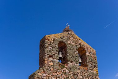 Zamora (Kastilya ve Leon), kulede iç içe leylek ile eski bir Romanesk kilise görünümünü İspanya