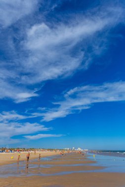 Tavira, Portekiz: Tavira adasının ünlü plajındaki insanlar. Bu plaj Algarve 'nin ünlü turistik bölgesinin bir parçasıdır..