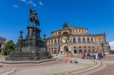 Dresden, Almanya: Devlet Opera Evi (Semperoper) ve Theaterplatz Meydanı 'ndaki Kral Johann heykeli