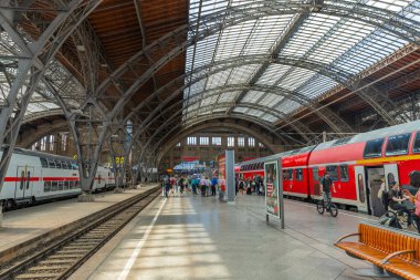 Leipzig, Almanya: Hauptbahnhof şehri Dresden ve Berlin 'e bağlayan Leipzig' deki ana tren istasyonudur..