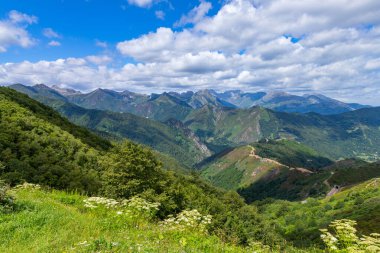 Asturias ve Leon arasında Las Ubinas 'ın Massif' i. Asturias 'taki Las Ubinas-La Mesa Doğal Parkı ve Leon, İspanya' daki Babia y Luna Doğal Parkı 'nda.