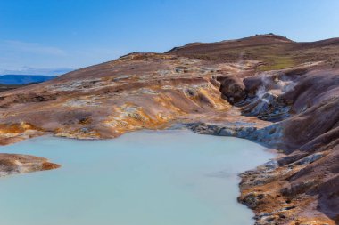 Jeotermal vadi Leirhnjukur, Myvatn bölgesi, İzlanda 'nın kuzeyi, Avrupa' da turkuaz suyu bulunan Asit sıcak gölü manzarası
