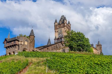 Cochem, Almanya. Almanya 'nın Rhineland-Palatinate kentindeki Moselle Nehri üzerindeki Cochem adlı turistik kentin tepe kalesinin (Reichsburg Cochem) güzel manzarası.