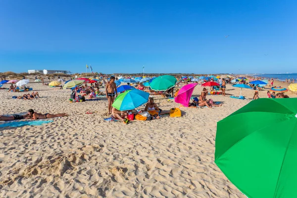 Tavira, Portekiz: Tavira adasının ünlü plajındaki insanlar. Bu plaj Algarve 'nin ünlü turistik bölgesinin bir parçasıdır..