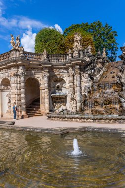 Dresden, Almanya: Dresden, Saksonya 'daki Zwinger sarayındaki çeşme.