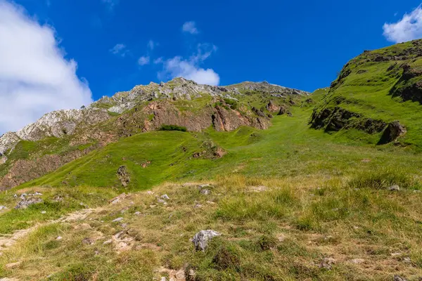 Asturias ve Leon arasında Las Ubinas 'ın Massif' i. Asturias 'taki Las Ubinas-La Mesa Doğal Parkı ve Leon, İspanya' daki Babia y Luna Doğal Parkı 'nda.