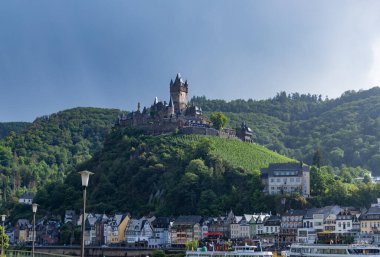 Cochem, Almanya. Almanya 'nın Rhineland-Palatinate kentindeki Moselle Nehri üzerindeki Cochem adlı turistik kentin tepe kalesinin (Reichsburg Cochem) güzel manzarası.