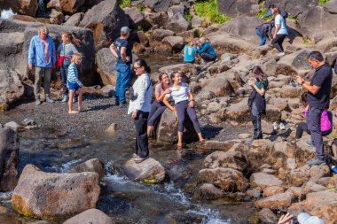 İzlanda 'daki Oxarfoss şelalesindeki insanlar. Oxarafoss, Oxararfoss olarak da bilinir. Oxara Nehri 'ndeki Thingvellir Ulusal Parkı' nda bulunur..