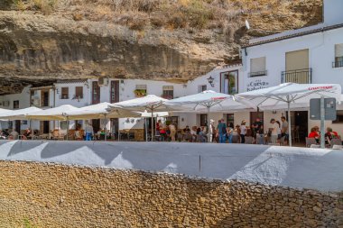 Setenil de las Bodegas, İspanya: Cadiz ilinin Picturesque kasabası. Setenil 'in evleri kayaların üzerine inşa edilmiştir. Taş onun çatısı ve sırtıdır. Setenil de las Bodegas, Endülüs, Cadiz 'de. İspanya