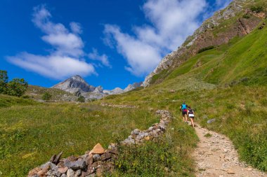 Asturias, İspanya: Camino de Santiago 'daki hacılar (Saint James Yolu) dağlardaki sisli sabah ışıkları arasında. Primitivo. Asturias, İspanya