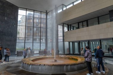 Karlovy Vary, Bohemya, Çek Cumhuriyeti. Kaplıcadaki Vridlo Çeşmesi ya da Karlovy Vary 'deki Vridelni Kolonada..