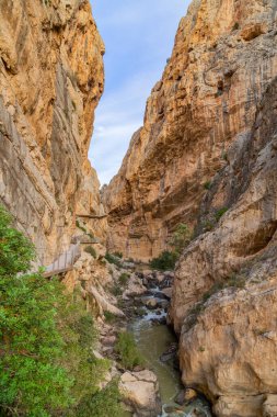 Kraliyet iz olarak da bilinen El Caminito Del Rey - dağ yolu boyunca dik kayalıklarla gorge Chorro, Endülüs, İspanya