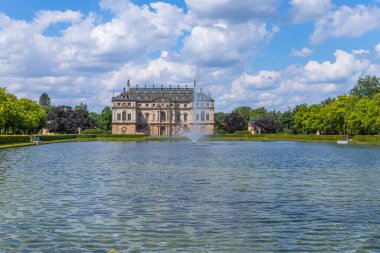 Dresden, Almanya: Büyük Bahçe 'nin merkezinde yer alan Sommerpalais (Yaz Sarayı), Almanya' nın orta kesiminde bir barok tarzı park.