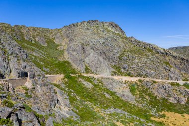Portekiz 'deki Serra da Estrela dağ sırasının manzarası.