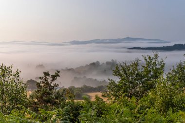 St. James yolu boyunca gün doğumunda Galiçya dağ manzarası. Lugo