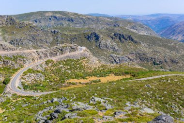 Portekiz 'deki Serra da Estrela dağ sırasının manzarası.