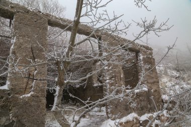 Dağlarda harabeler içinde eski bir ev, Portekiz 'in kuzeyinde çok kar var.