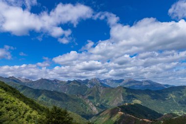 Asturias ve Leon arasında Las Ubinas 'ın Massif' i. Asturias 'taki Las Ubinas-La Mesa Doğal Parkı ve Leon, İspanya' daki Babia y Luna Doğal Parkı 'nda.