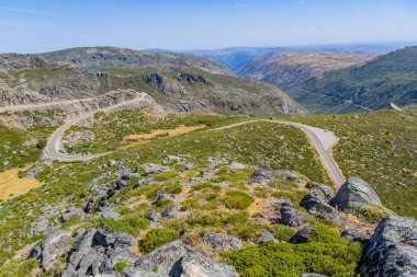 Portekiz 'deki Serra da Estrela dağ sırasının manzarası.