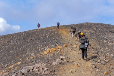 Fagradalsfall, İzlanda: Fagradalsjall Volkanı yakınlarında yürüyüş yapan turistler, İzlanda