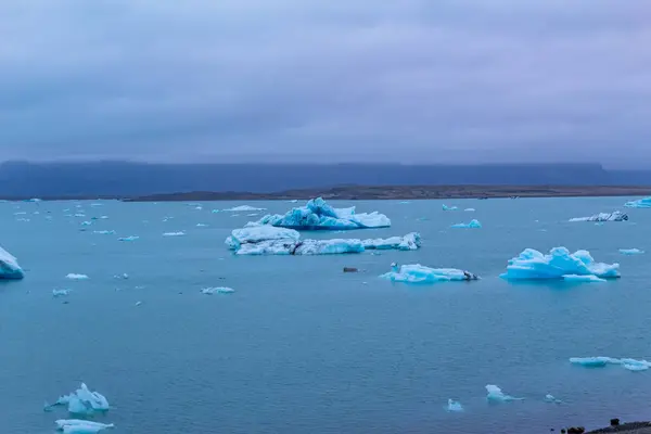 Красивые Голубые Айсберги Отражены Ледниковой Лагуне Джоколсарлон Южная Исландия Часть — стоковое фото
