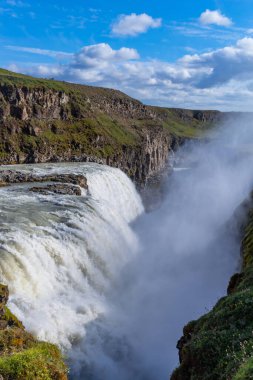 İzlanda 'daki ünlü Godafoss şelalesinin manzarası. Nefes kesen Godafoss şelalesi turistleri İzlanda 'nın kuzeydoğu bölgesini ziyaret etmeye cezbediyor..