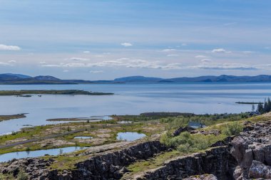 Thingvellir Ulusal Parkı, İzlanda 'daki göllerin ve dağların manzarası