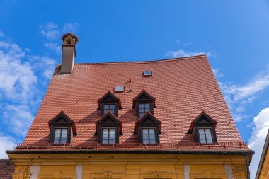 Çatı pencereleri, çatı kiremitleri, Bamberg, Almanya 'nın klasik mimari tasarımı.