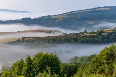 St. James yolu boyunca gün doğumunda Galiçya dağ manzarası. Lugo