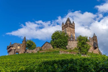 Cochem, Almanya. Almanya 'nın Rhineland-Palatinate kentindeki Moselle Nehri üzerindeki Cochem adlı turistik kentin tepe kalesinin (Reichsburg Cochem) güzel manzarası.