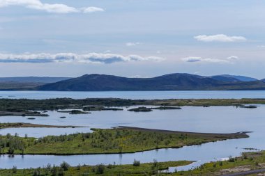 Thingvellir Ulusal Parkı, İzlanda 'daki göllerin ve dağların manzarası