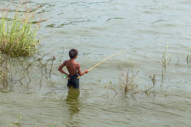 Inle Gölü. Myanmar: Inle Gölü 'nde balık tutan küçük bir çocuk.