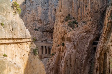 Kraliyet iz olarak da bilinen El Caminito Del Rey - dağ yolu boyunca dik kayalıklarla gorge Chorro, Endülüs, İspanya