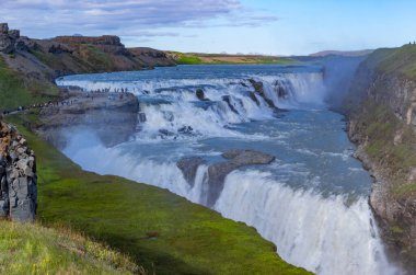 İzlanda 'daki ünlü Godafoss şelalesinin manzarası. Nefes kesen Godafoss şelalesi turistleri İzlanda 'nın kuzeydoğu bölgesini ziyaret etmeye cezbediyor..