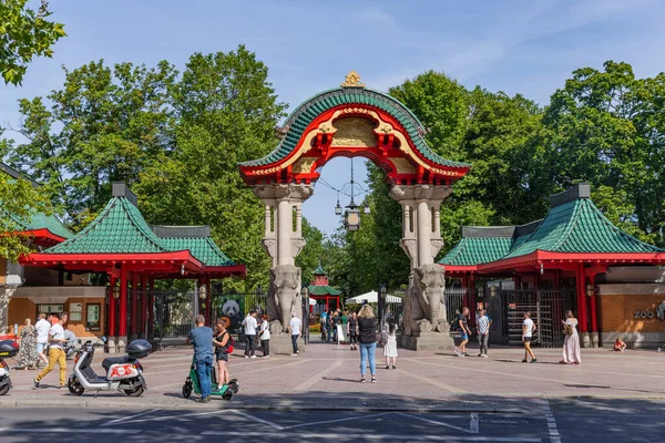 Berlin, Ggermany: Berlin Hayvanat Bahçesi 'nin girişinde ziyaretçiler. Almanya