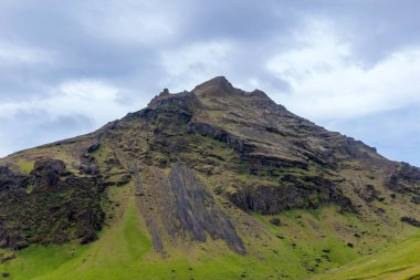 Skogafoss Şelalesi yakınlarındaki volkanik dağların yamacı