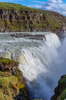 İzlanda 'daki ünlü Godafoss şelalesinin manzarası. Nefes kesen Godafoss şelalesi turistleri İzlanda 'nın kuzeydoğu bölgesini ziyaret etmeye cezbediyor..