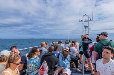 Nadi, Fiji: Fiji Adaları 'nın Nadi kıyısındaki bir gemide turist grubu