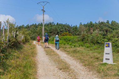 Asturias, İspanya: Camino de Santiago 'daki hacılar (Saint James Yolu) dağlardaki sisli sabah ışıkları arasında. Primitivo. Asturias, İspanya