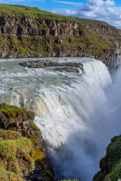 İzlanda 'daki ünlü Godafoss şelalesinin manzarası. Nefes kesen Godafoss şelalesi turistleri İzlanda 'nın kuzeydoğu bölgesini ziyaret etmeye cezbediyor..