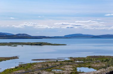 Thingvellir Ulusal Parkı, İzlanda 'daki göllerin ve dağların manzarası